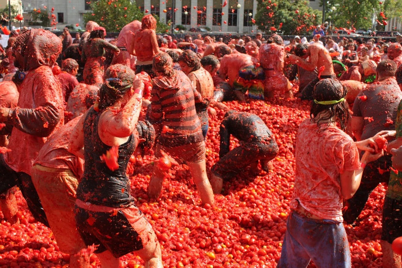 La singular batalla de tomates de La Tomatina, en España